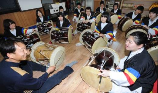 청각장애 특수학교인 서울삼성학교 풍물부 ‘소리’의 사물놀이 연습시간. 신래범(왼쪽) 지도교사의 지시에 따라 김경희(고2·오른쪽) 학생과 풍물부 학생들이 함께 사물놀이 장단을 맞추고 있다.