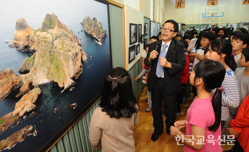 영남대 김호동 교수(가운데)가 학생들과 참석자들에게 독도에 대해 설명하고 있다.