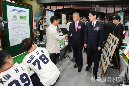 나승일 차관(오른쪽)과 안양옥 회장(오른쪽 두 번째)이 전시장을 둘러보고 있다.
