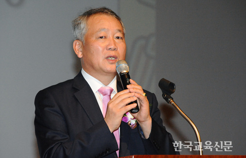 환영사 하는 안양옥 회장.