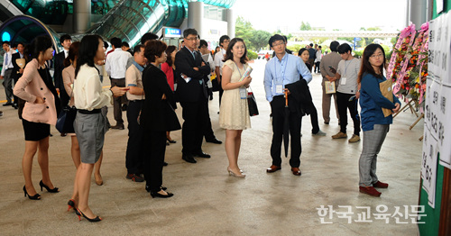출품자들이 심사결과를 기다리고 있다.