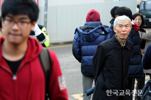 차분히 잘 보거라 손자의 손을 잡고 시험장을 찾은 할아버지가 입실하기 위해 돌아서는 손자의 뒷모습을 물끄러미 바라보고 있다.