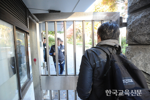 문 좀 열어주세요! 입실시간에 지각한 수험생이 시험장 문을 열어달라며 호소하고 있다.