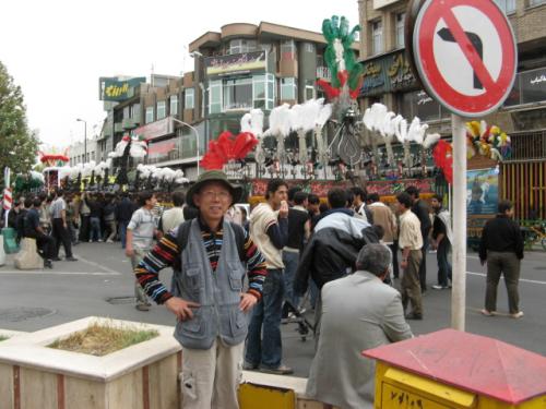 화려한 퍼레이드를 배경으로