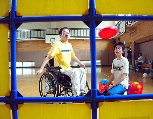 장애자와 플라잉 디스크를 즐기는 츠쿠바 학원대의 학생