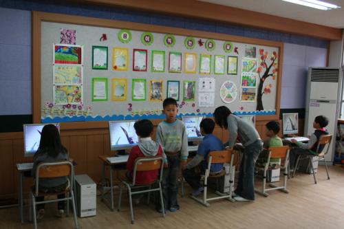 순서를 기다리는 아이는 지루합니다.