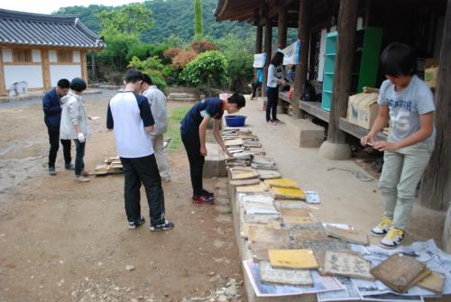 은헌고택에서 고서적을 말리는 활동
