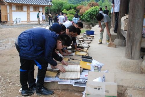 문화재 지킴이 활동(고서적 말리기)