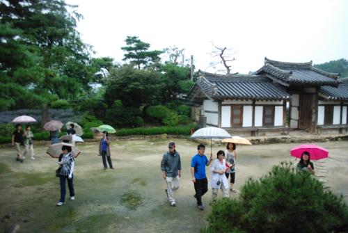일두 정여창고택을 둘러보고 있다