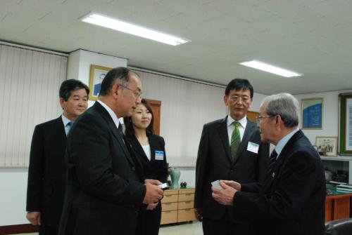 도요고등학교 교장과 문화교육원 이형규 이사장과 인사