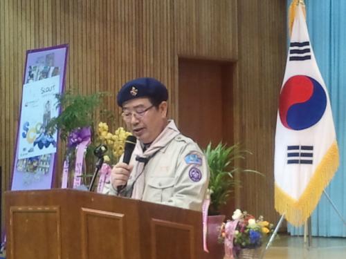 취임사를 하는 이복의 연맹장의 모습