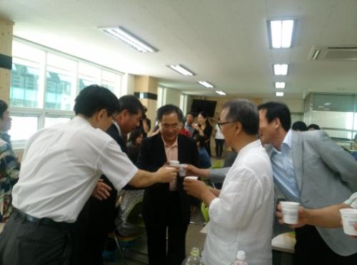 개관을 축하하는 우윤근 지역 국회의원과 관계자