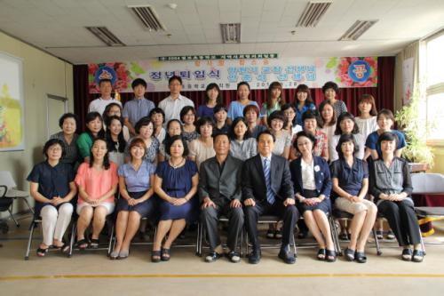 정년 퇴임하시는 두 교사분과 칠보 교육가족 단체컷