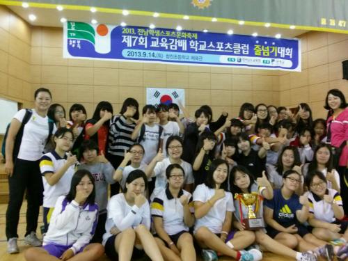 우승컵을 차지하고 기쁜 마음으로!
