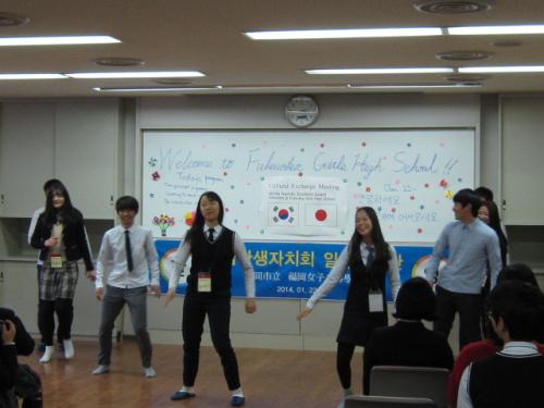 한국 고등학생들의 공연 장면