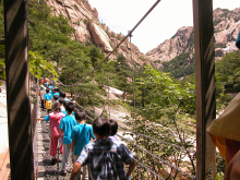 금강산을 방문한 서하초 학생들이 구룡연 계곡을 둘러보고 있다.