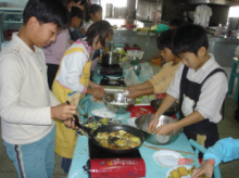 ''북한 음식 만들기 경연대회''에 참가해 직접 음식을 만들고 있는 서화초 학생들.