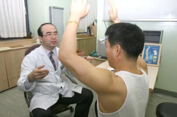 오십견 진찰 모습